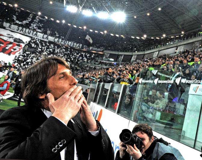 Antonio Conte manda baci ai tifosi della Juve. Ansa